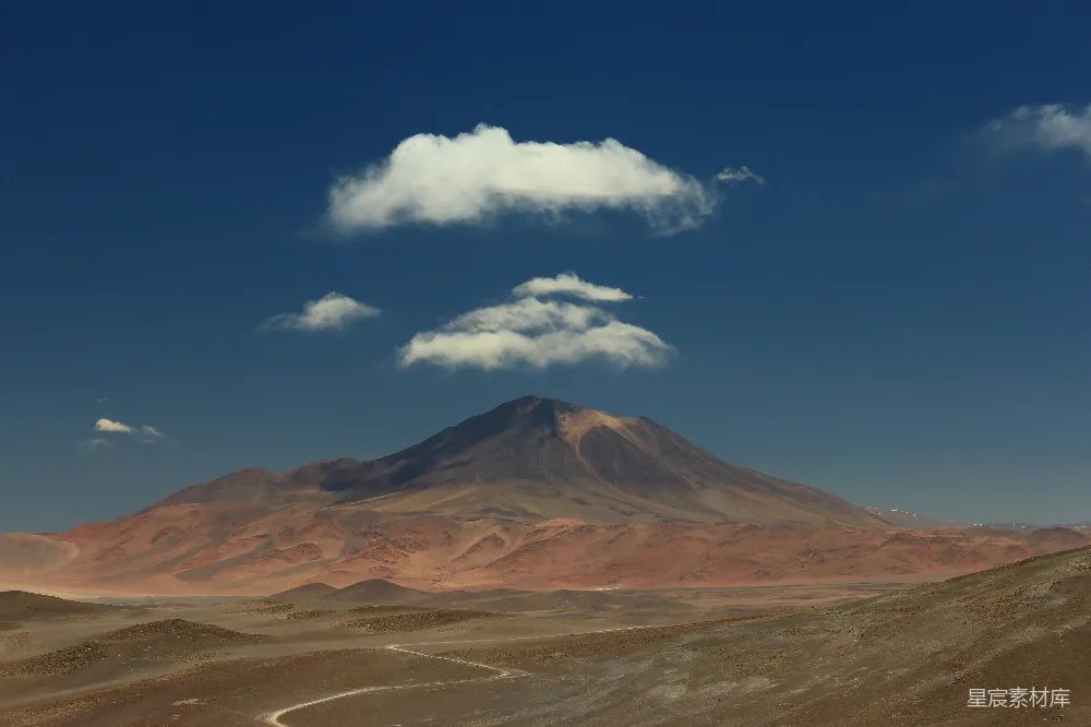 高清摄影 沙漠 火山 自然风光 云彩 荒凉 沙漠中的火山与云