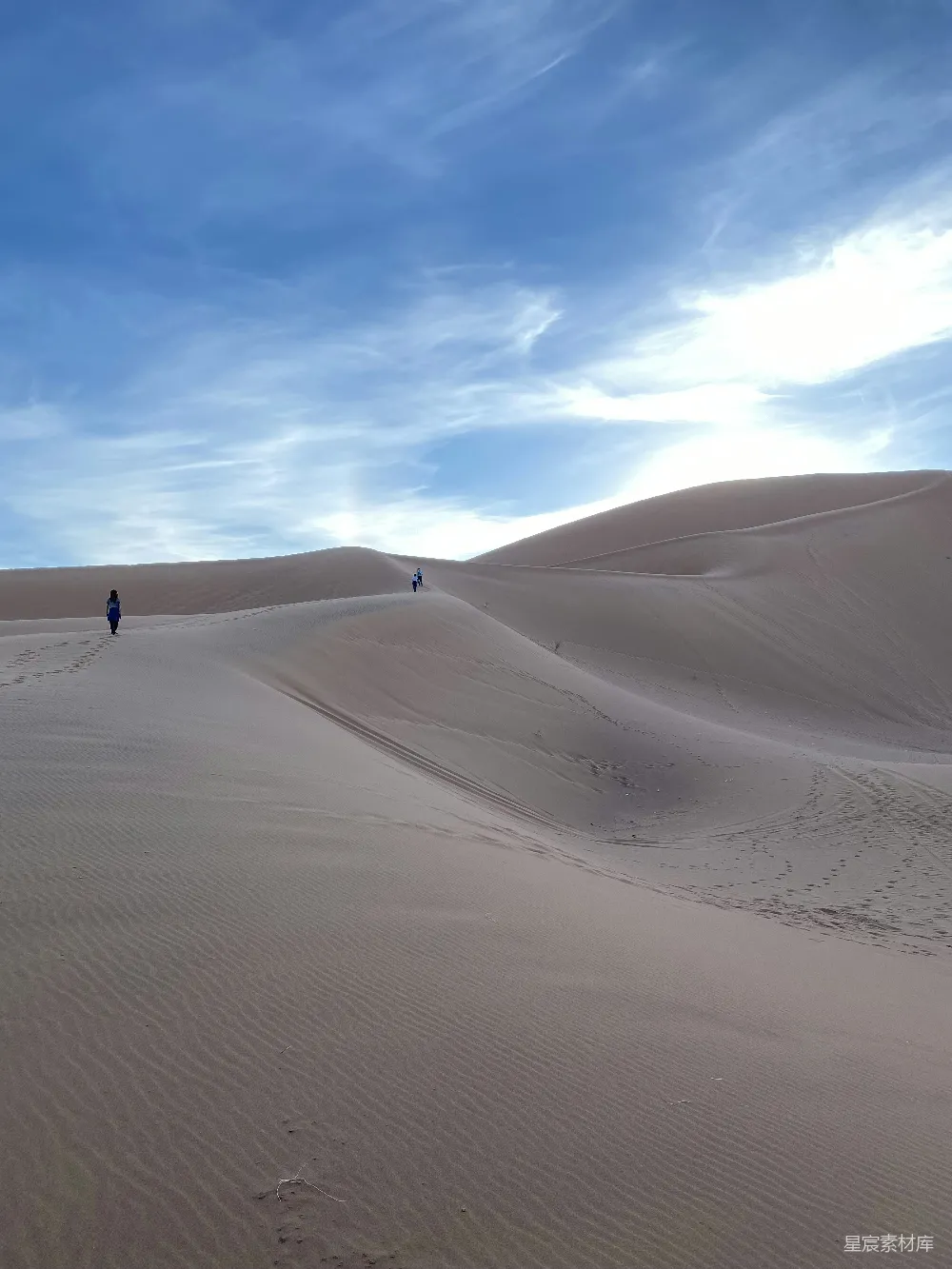 高清摄影 沙漠 孤独 自然 旅行 风景 沙漠中的孤独身影