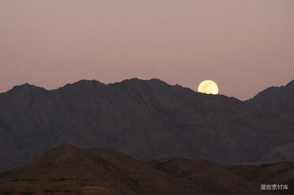 高清摄影 山景 月亮 自然风光 黄昏 宁静 夕阳下的山脉与月亮