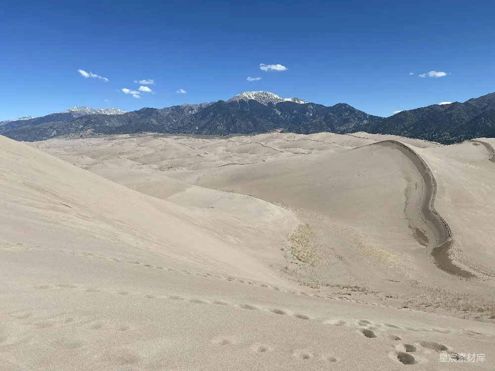 高清摄影 沙漠 雪山 自然风光 户外旅行 风景摄影 沙漠与雪山的壮丽景色