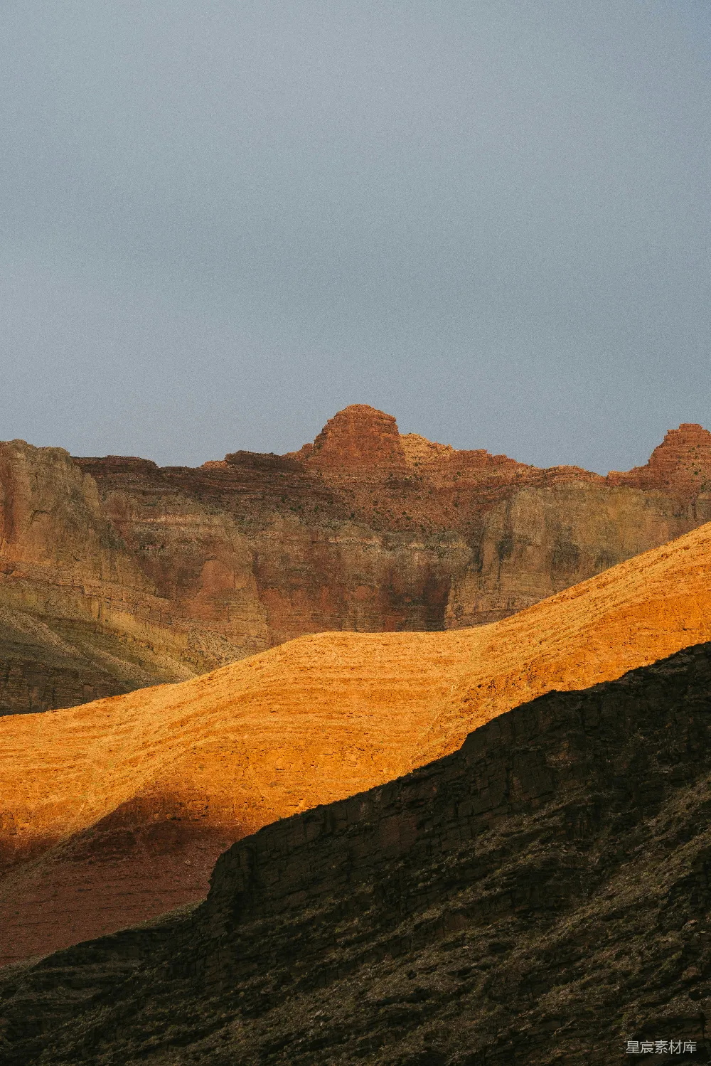 高清摄影 沙漠 自然 日落 岩石 风景 夕阳下的岩石山丘