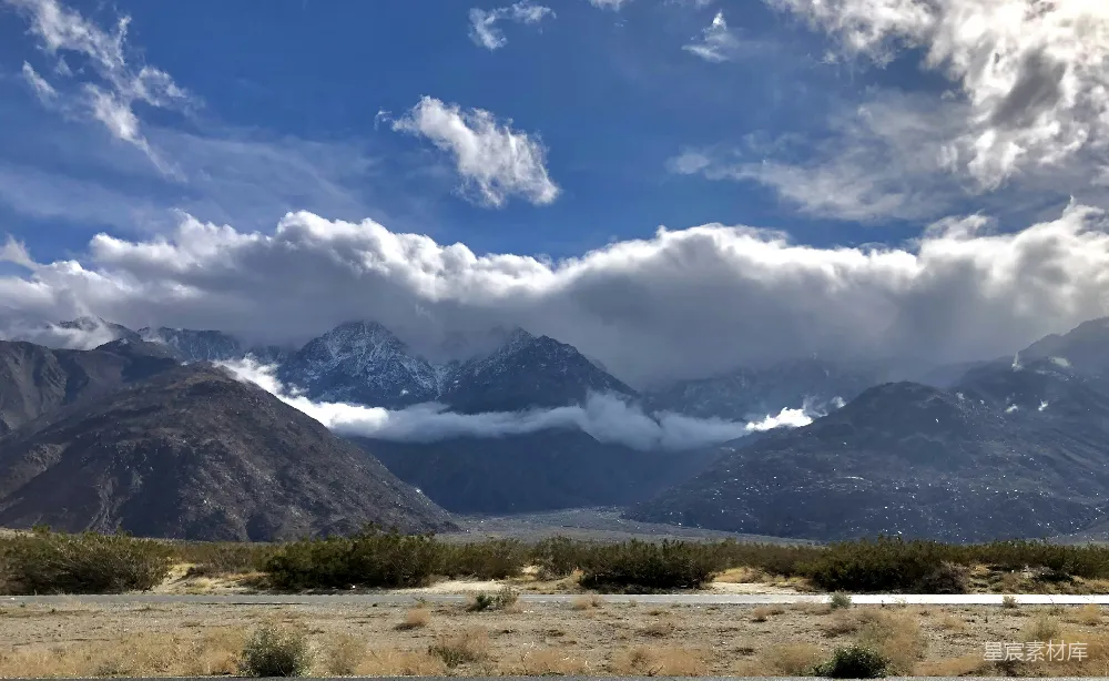 高清摄影 自然风光 山脉 云层 户外 宁静 云雾缭绕的山脉