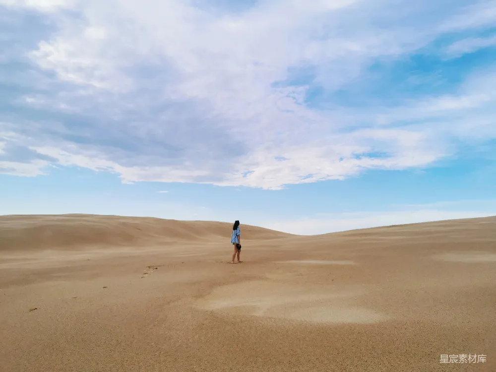 高清摄影 沙漠 孤独 天空 自然 旅行 沙漠中的孤独身影