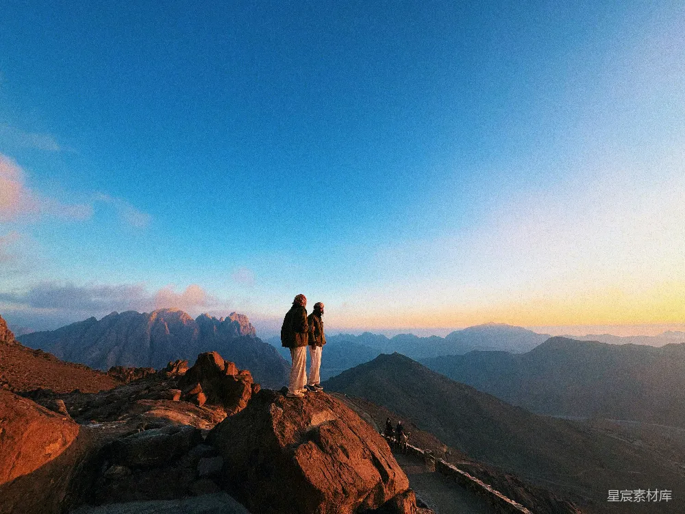 高清摄影 自然风光 风景摄影 户外旅行 日落 山峰 山顶上的黄昏：两人共赏壮丽山景
