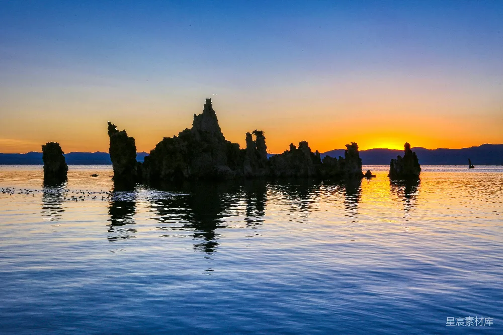 高清摄影 自然风光 日出 湖景 宁静 风景摄影 晨曦中的神秘湖岛