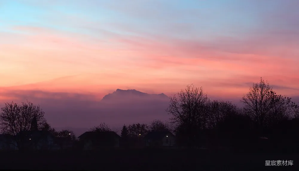 高清摄影 晨雾 山村 风景 宁静 自然 晨雾中的山村