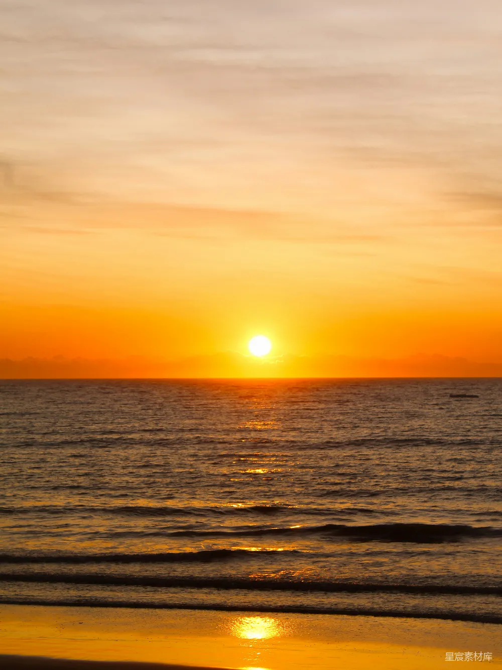 高清摄影 夕阳 海滩 宁静 自然 风景 夕阳下的宁静海滩