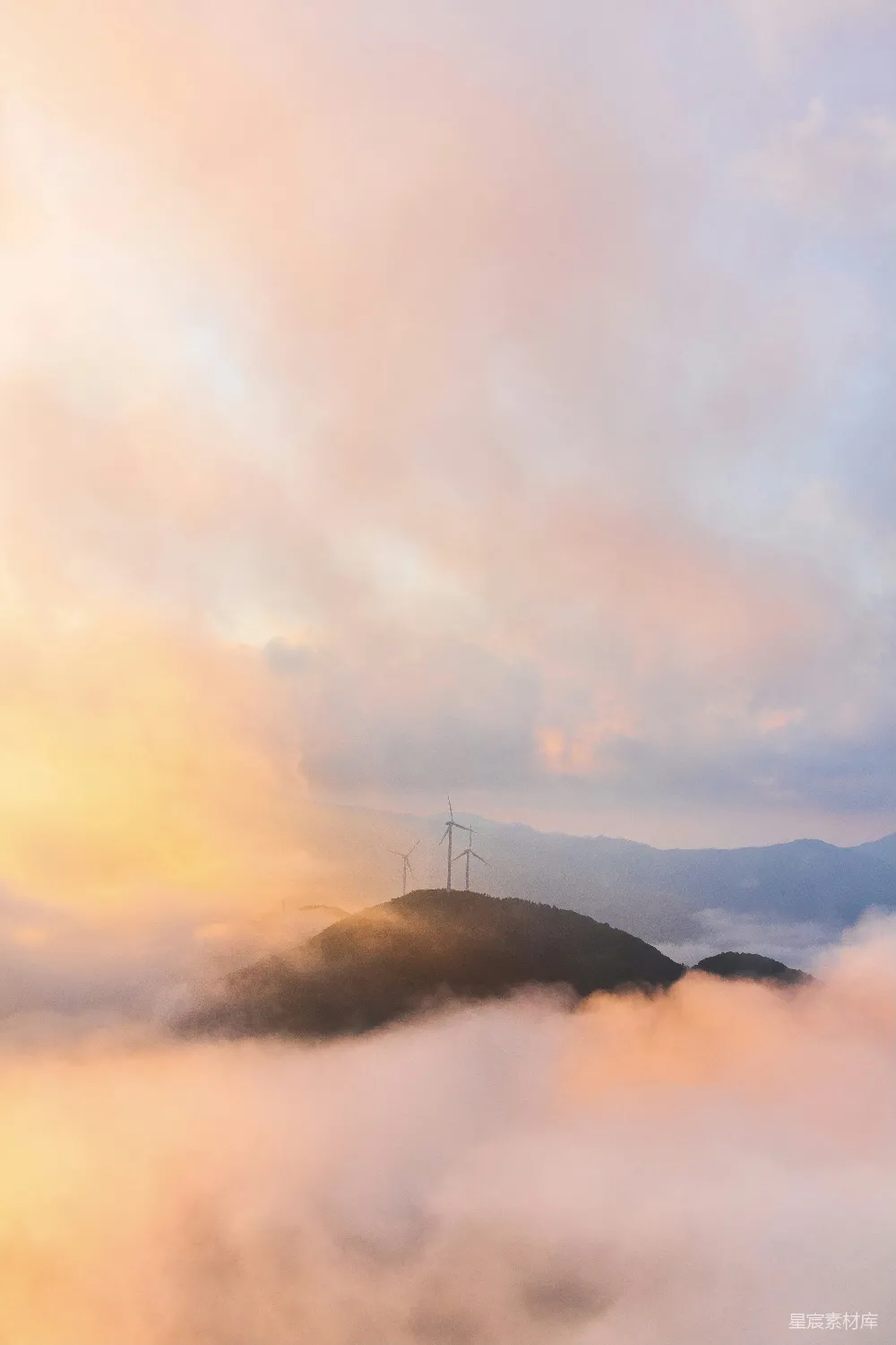 高清摄影 风景 日出 风力发电 自然 宁静 云海日出中的风车