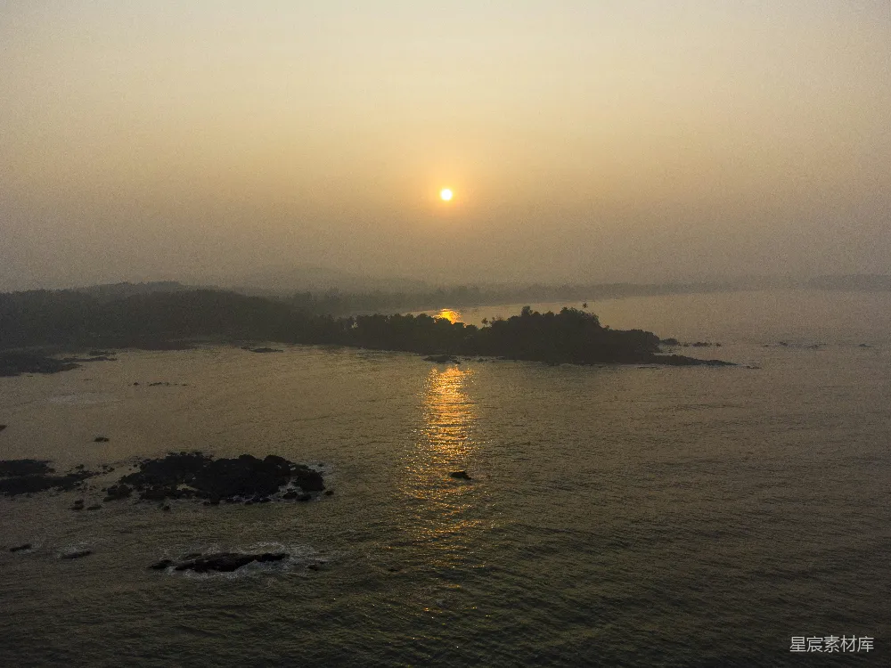 高清摄影 日出 自然风光 岛屿 宁静 晨曦 晨光中的岩石岛