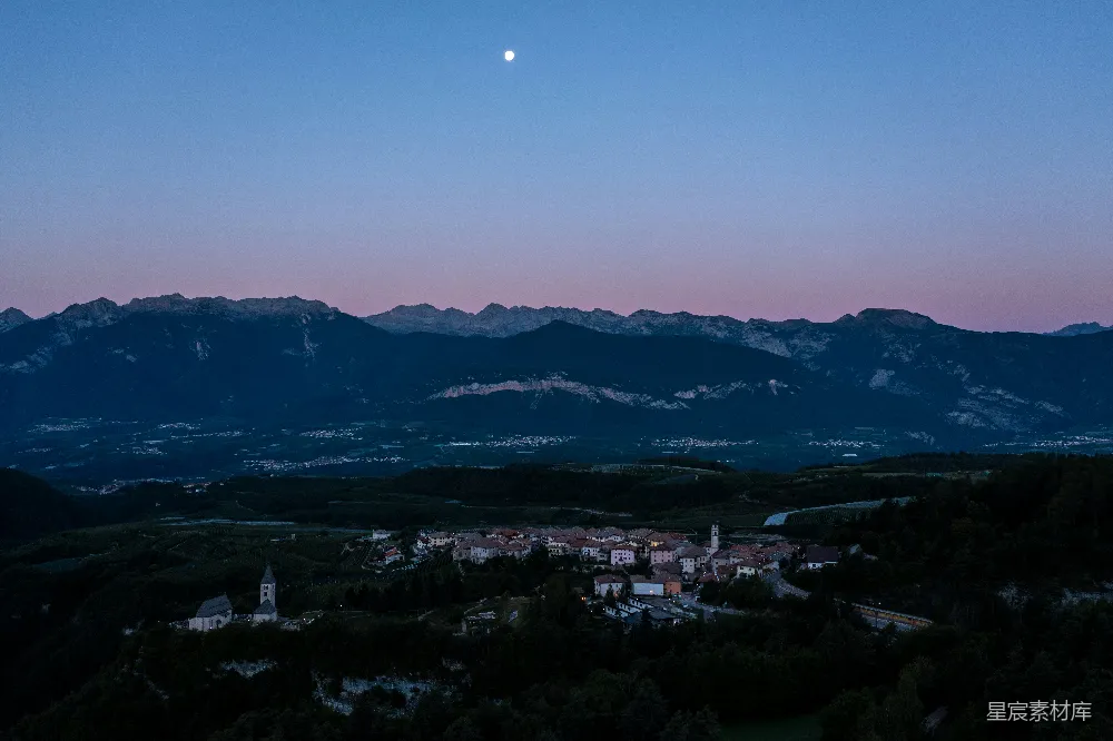 高清摄影 山景 夜景 村庄 宁静 自然 月光下的山间小镇