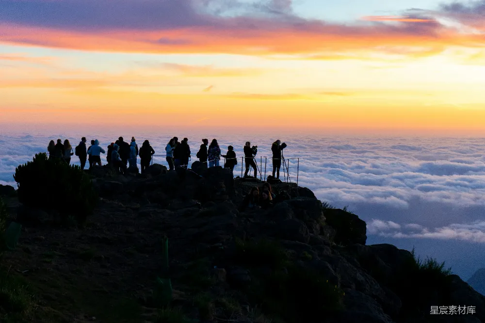 高清摄影 日出 自然风光 户外活动 登山 旅游 日出时分的山顶观景台