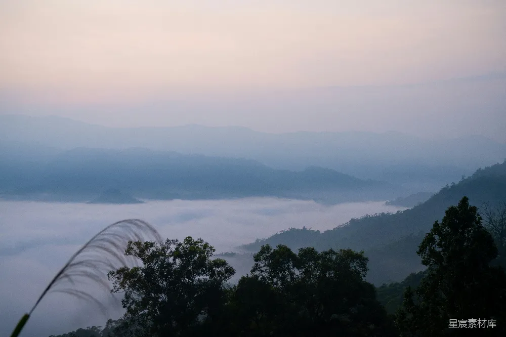 高清摄影 自然风光 宁静 日出 山景 雾气 晨雾中的山峦