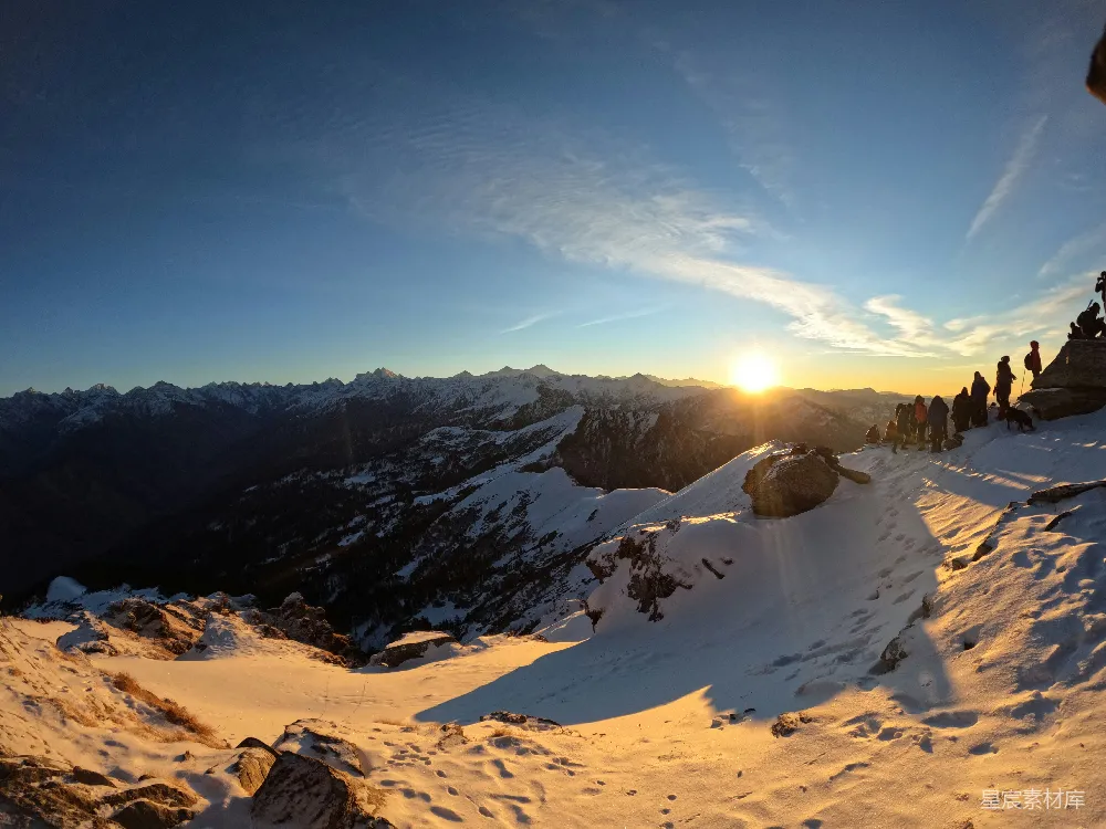 高清摄影 雪山 日落 自然美景 户外旅行 冬季 雪原日落：群山之巅的宁静