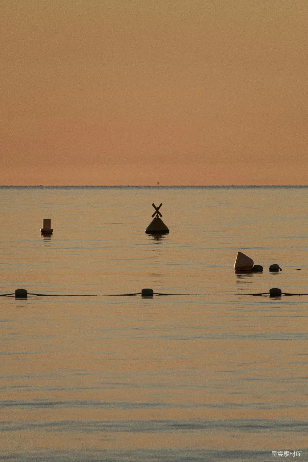 高清摄影 日落 海面 平静 浮标 自然 日落时分的平静海面