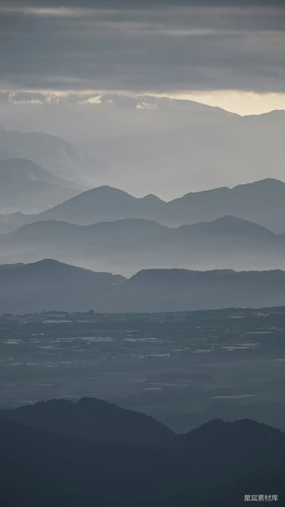 高清摄影 山景 自然风光 宁静 清晨 风景 山峦叠嶂，云雾缭绕