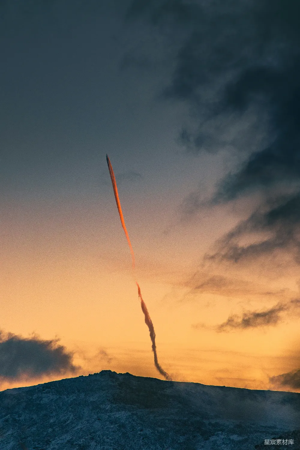 高清摄影 火箭发射 夕阳 天空 科技 户外 夕阳下的火箭发射