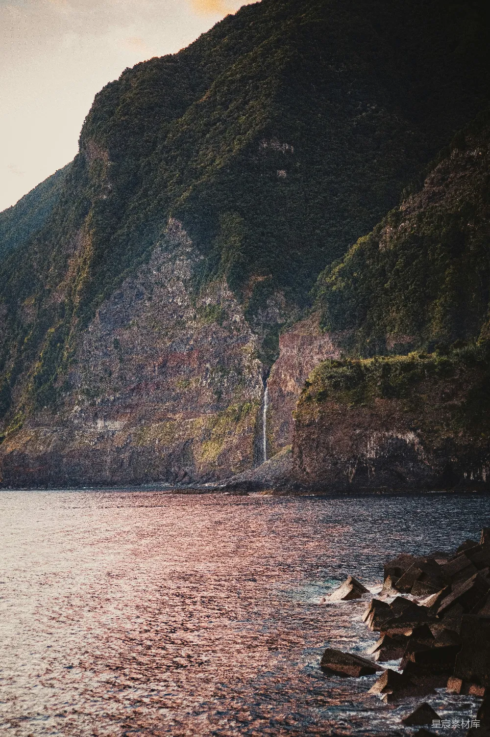 高清摄影 风景 自然 旅行 日落 瀑布 悬崖边的瀑布与日落
