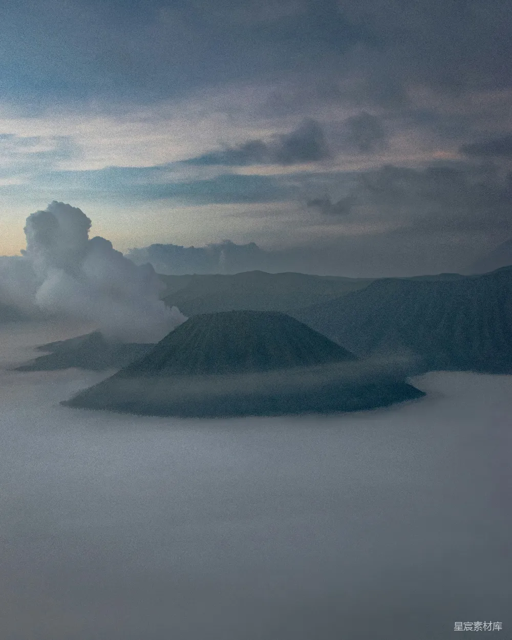 高清摄影 火山 云海 晨光 自然景观 宁静 火山云海晨曦