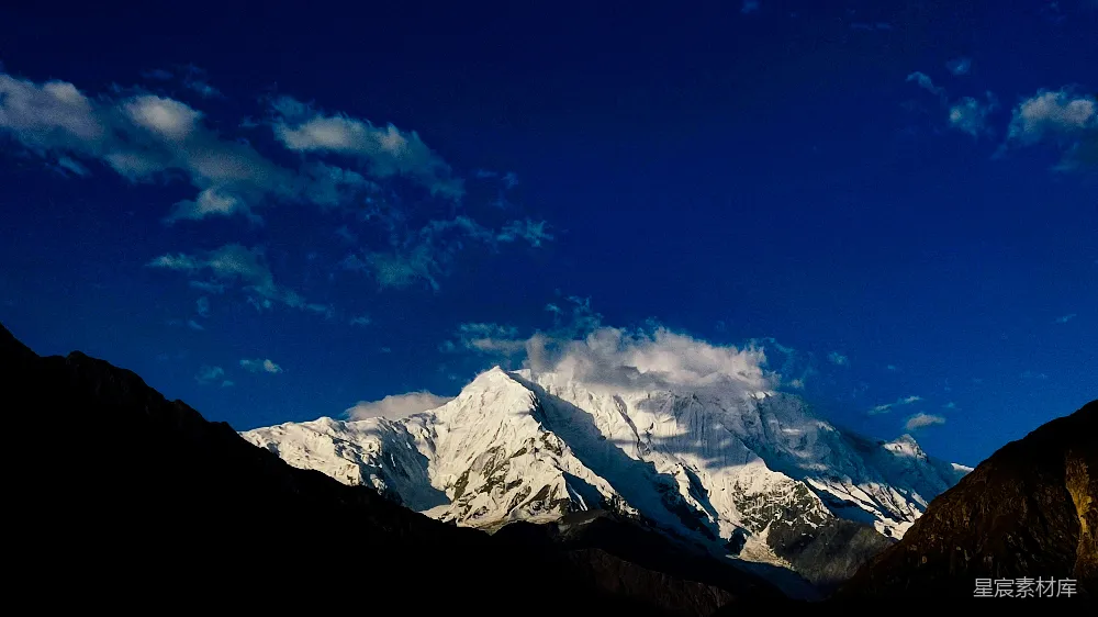高清摄影 雪山 晨曦 宁静 自然风光 旅行 雪山下的宁静晨曦