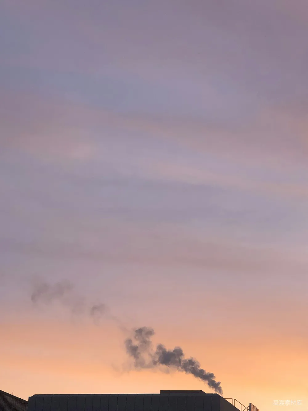 高清摄影 夕阳 烟囱 工业 环境 自然 夕阳下的工厂烟囱