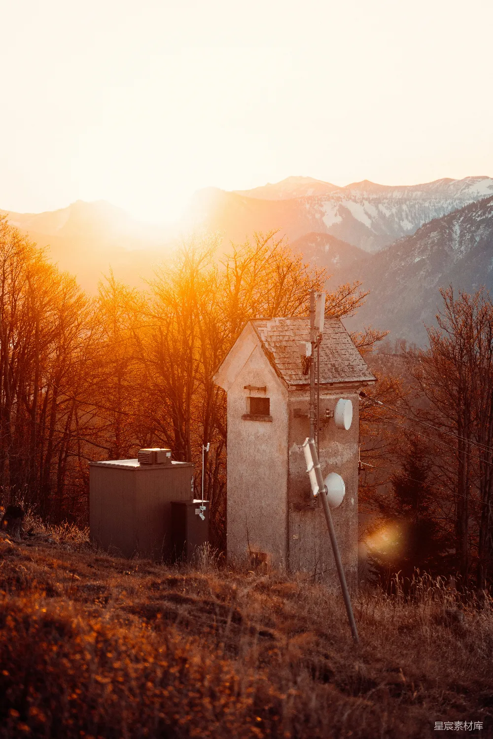 高清摄影 自然风光 日落 小屋 山脉 宁静 夕阳下的山间小屋