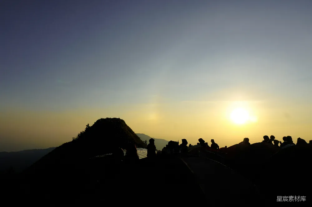 高清摄影 日出 帐篷 山景 户外 清晨 日出时的帐篷营地