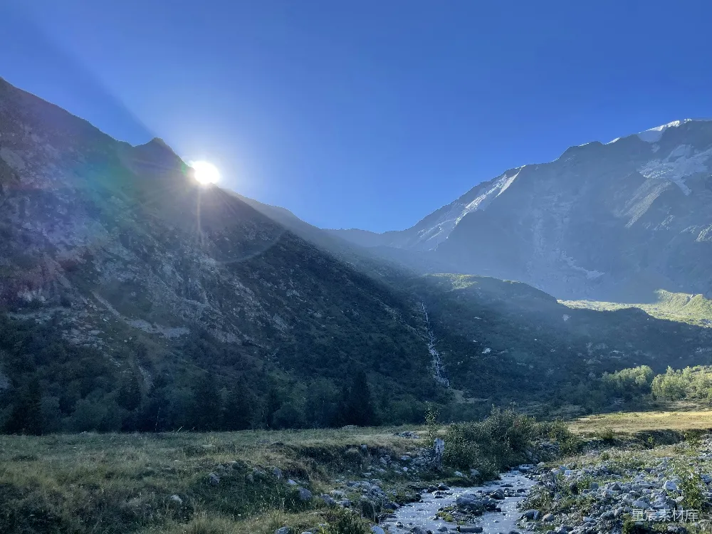 高清摄影 自然风光 山脉 溪流 阳光 宁静 阳光洒落在山谷中的溪流