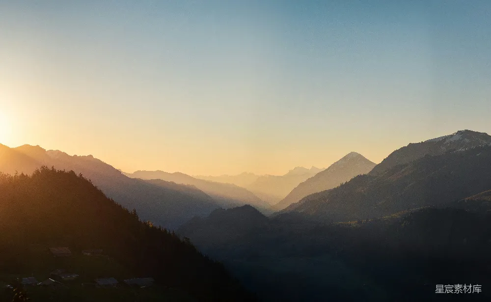 高清摄影 自然风光 日落 山脉 宁静 风景 夕阳下的山谷