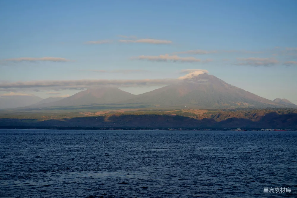 高清摄影 火山 自然风光 海景 宁静 户外 壮丽的火山与宁静的海景