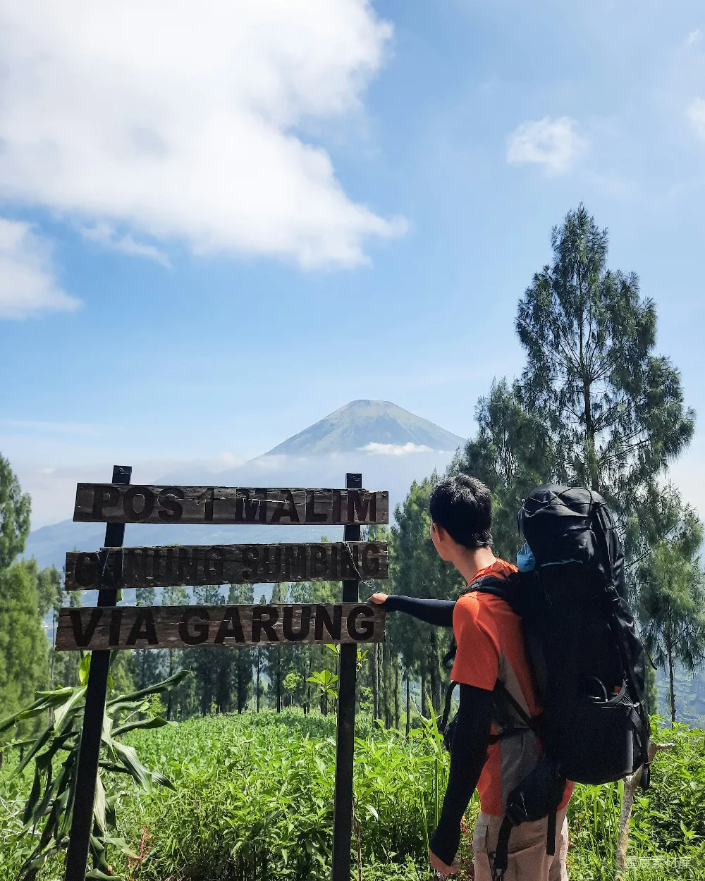 高清摄影 登山 自然风光 户外探险 徒步旅行 风景 登山者在火山口前的标志旁