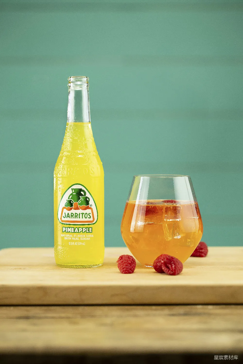 高清摄影 菠萝汽水 JARRITOS 清新饮品 夏日饮品 玻璃杯 清爽菠萝汽水：JARRITOS经典饮品