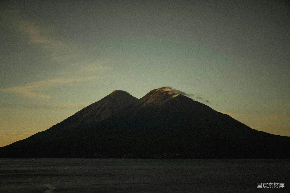 高清摄影 火山 黄昏 自然景观 宁静 户外 黄昏时分的火山轮廓