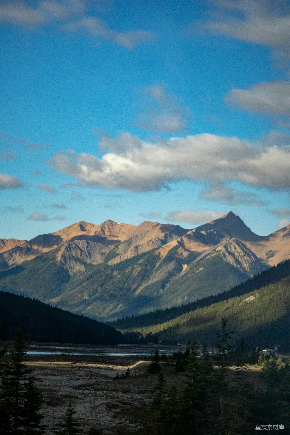 高清摄影 山脉 宁静 自然风光 户外探险 旅行 雪山下的宁静山谷