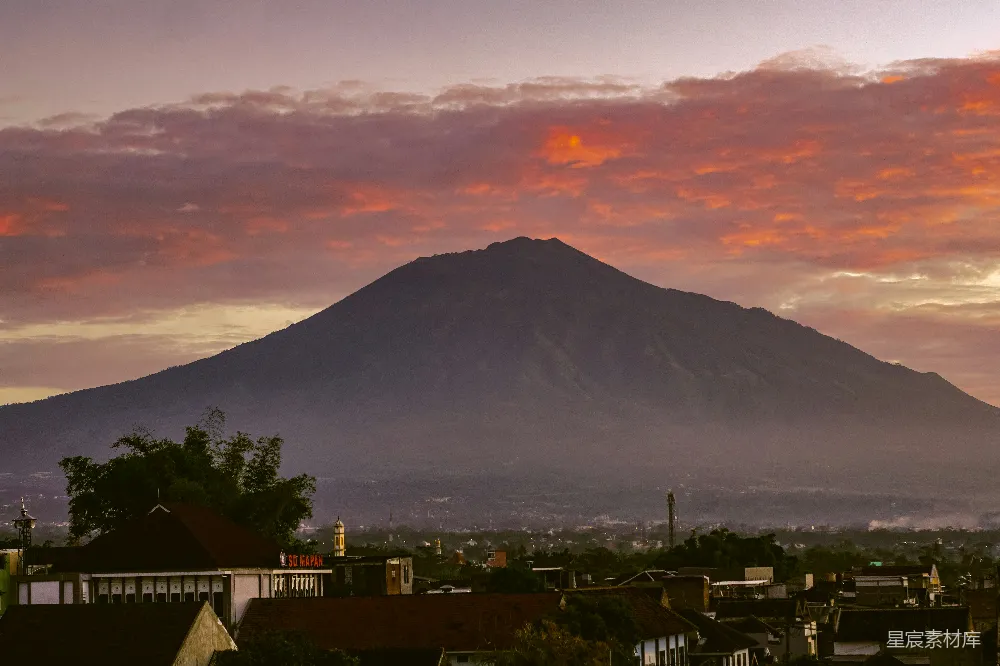 高清摄影 火山 日出 自然风光 小镇 风景 日出时分的火山与小镇