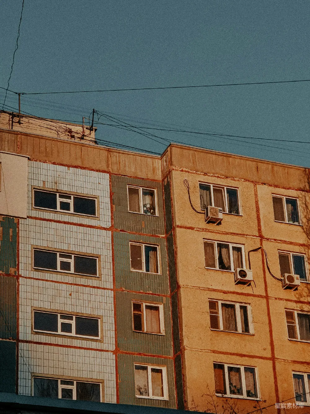 高清摄影 建筑 夕阳 城市 复古 住宅 老旧居民楼的夕阳