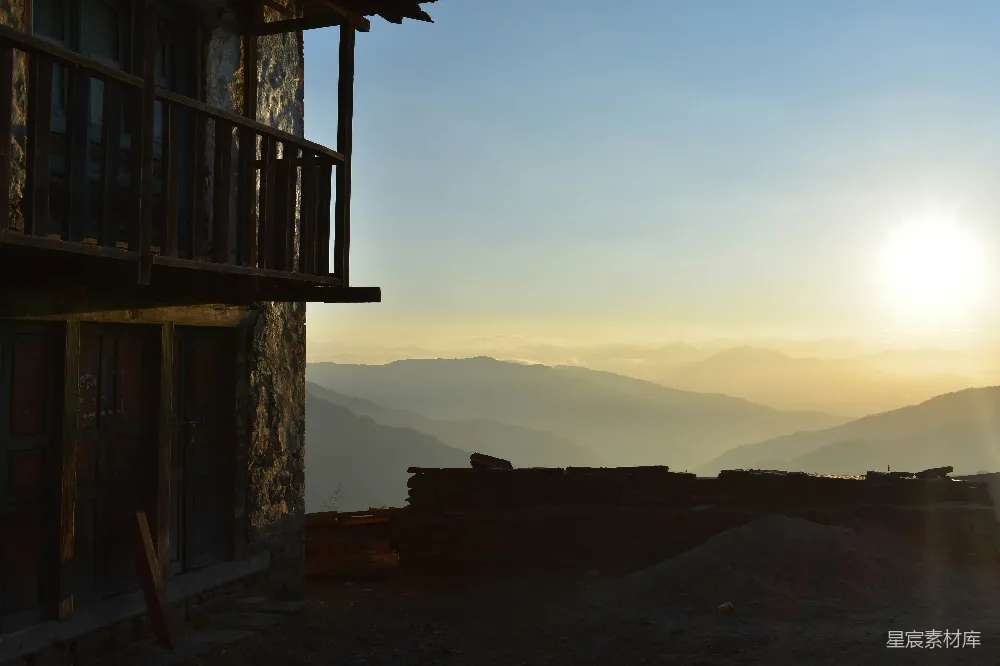 高清摄影 日出 乡村 风景 建筑 宁静 晨曦中的石屋与远山