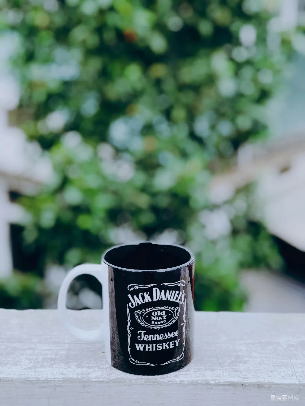 高清摄影 咖啡杯 Jack Daniel's 自然风光 户外场景 怀旧风格 Jack Daniel's咖啡杯与自然背景