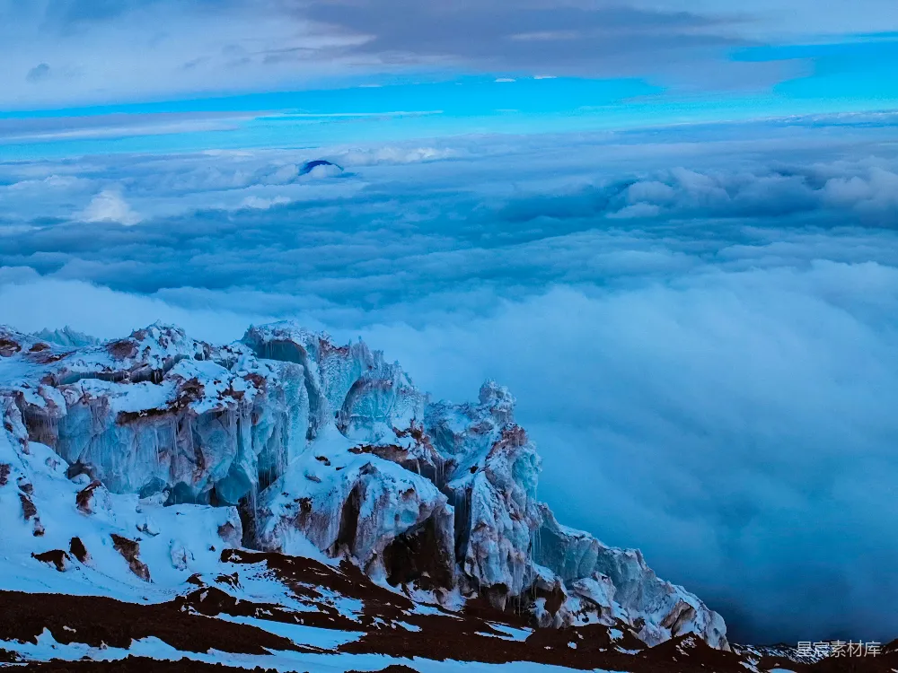 高清摄影 雪山 云海 自然美景 冬季 户外 雪峰与云海的壮丽景色