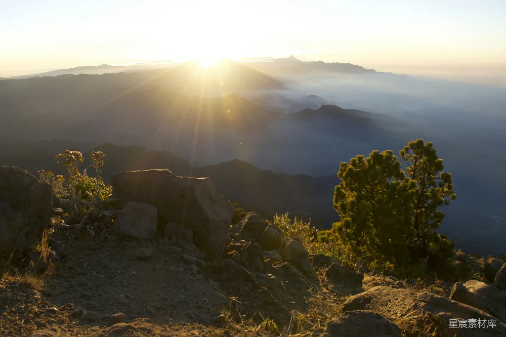 高清摄影 日出 山景 自然风光 户外 宁静 日出时分的山巅