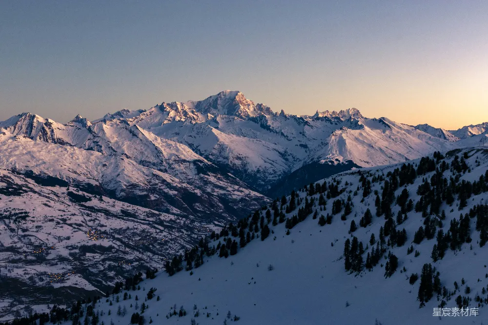 高清摄影 雪山 自然风光 冬季 日落 户外 夕阳下的雪山