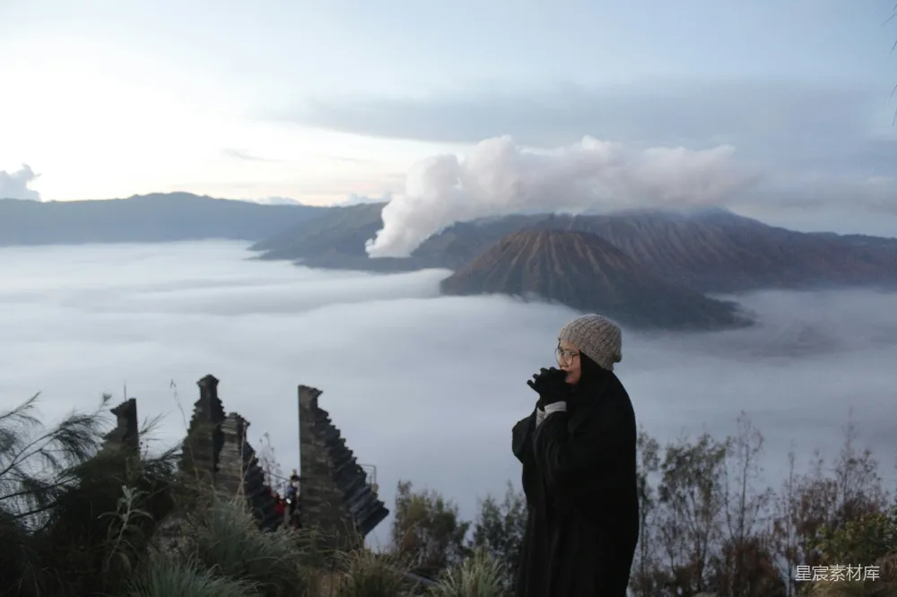高清摄影 火山 云海 废墟 自然风光 户外旅行 云海中的火山与废墟