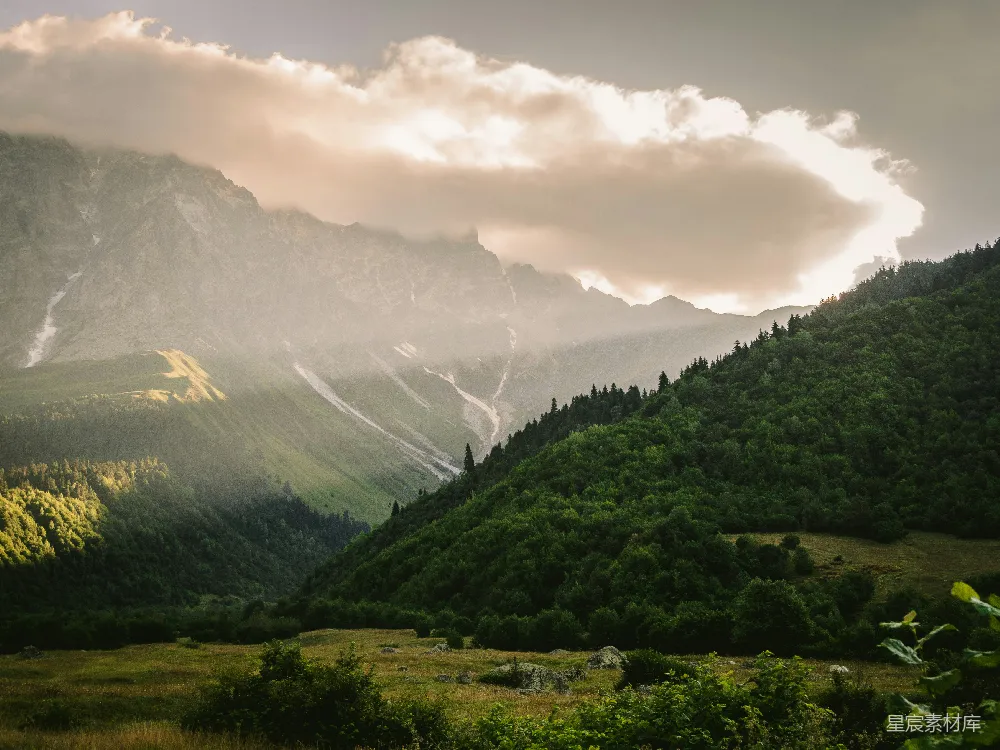 高清摄影 自然风光 山川 清晨 云雾 宁静 云雾缭绕的山间晨景