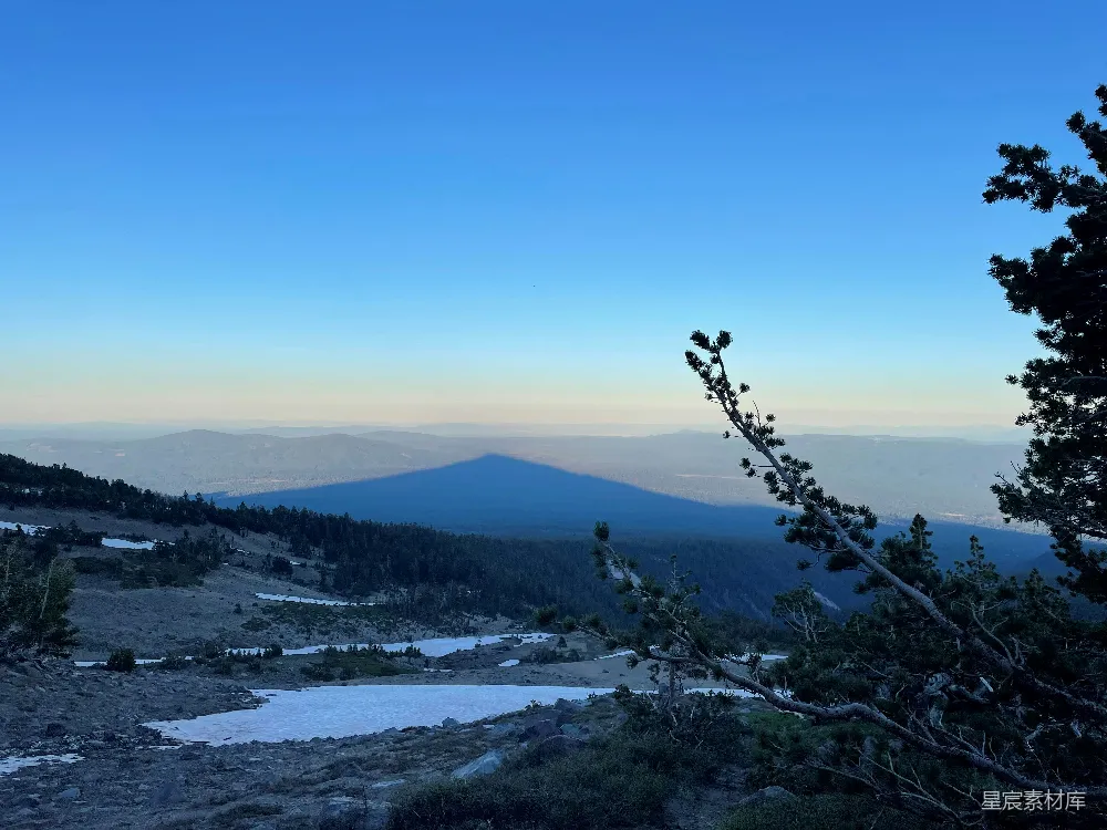 高清摄影 雪山 日落 自然风光 户外 宁静 雪山之巅的日落