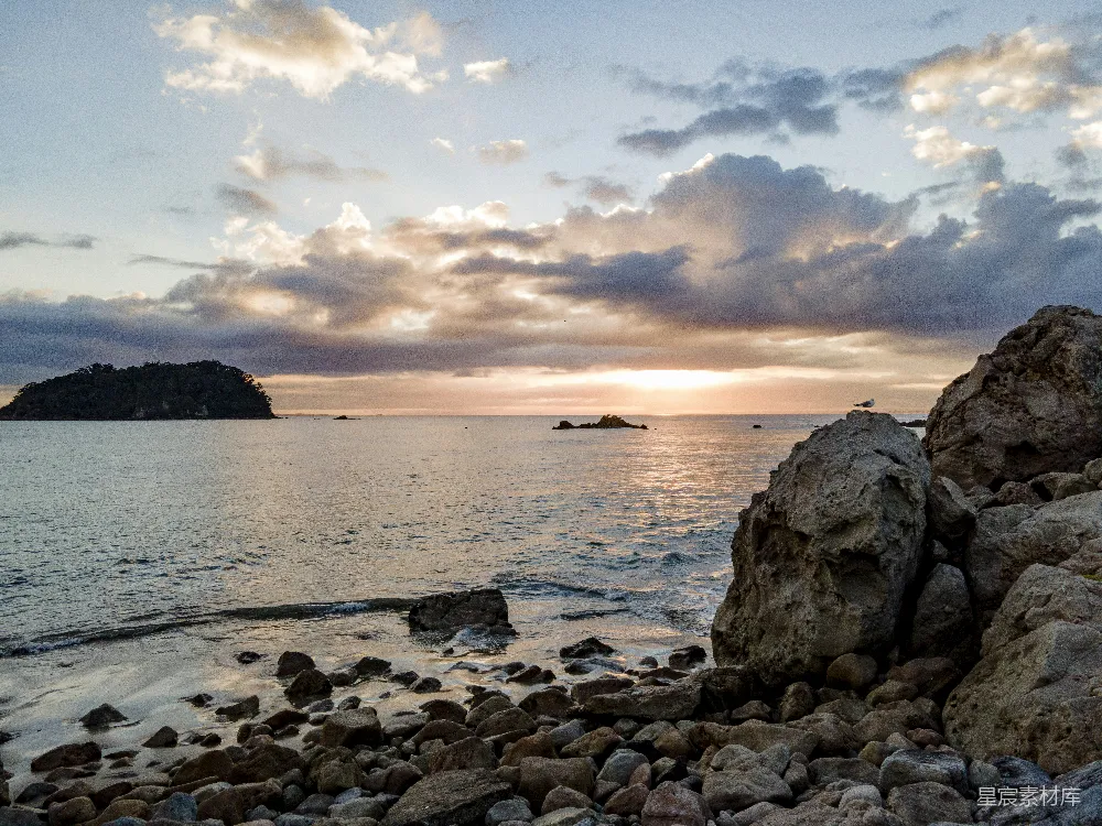 高清摄影 海滩 日落 岩石 自然风光 宁静 夕阳下的岩石海滩