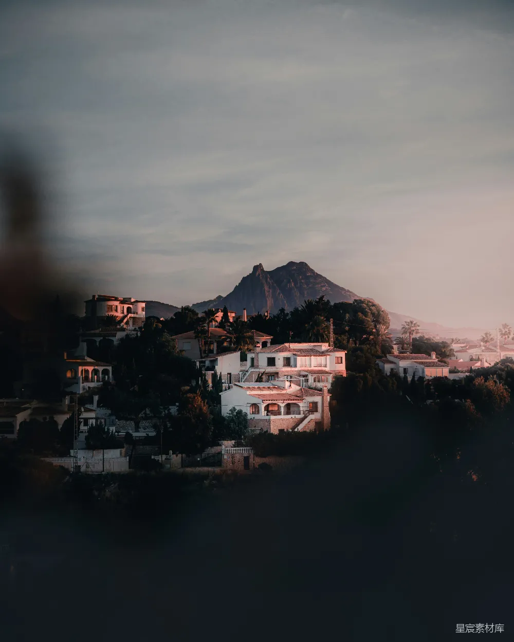 高清摄影 风景 建筑 宁静 山景 乡村 山脚下静谧的小镇