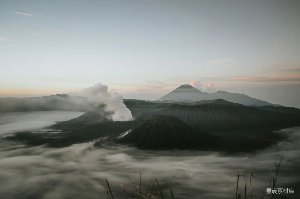高清摄影 火山 日出 自然景观 冒险 户外 日出时的活火山