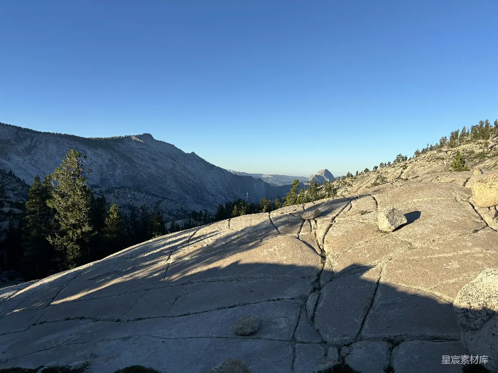 高清摄影 自然风光 户外摄影 山脉 岩石 宁静 阳光下的岩石山景