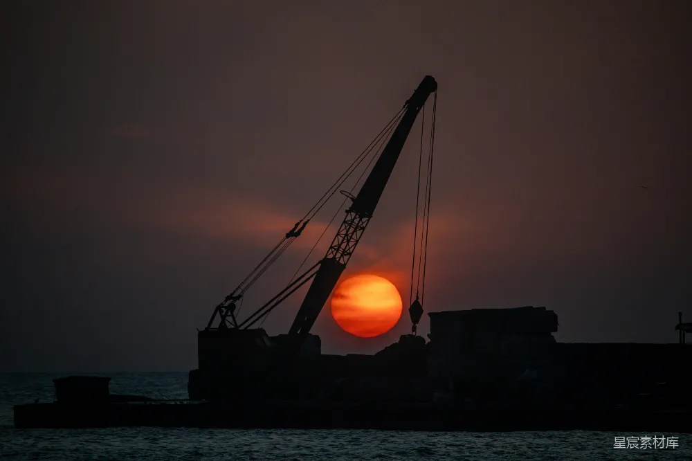 高清摄影 夕阳 起重机 工业 剪影 自然 夕阳下的起重机剪影