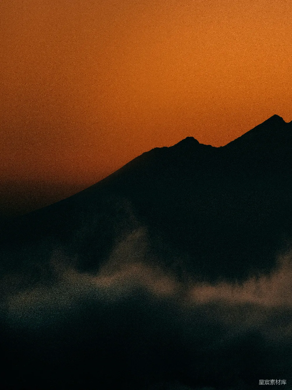 高清摄影 山峰 夕阳 剪影 自然风光 宁静 夕阳下的山峰剪影