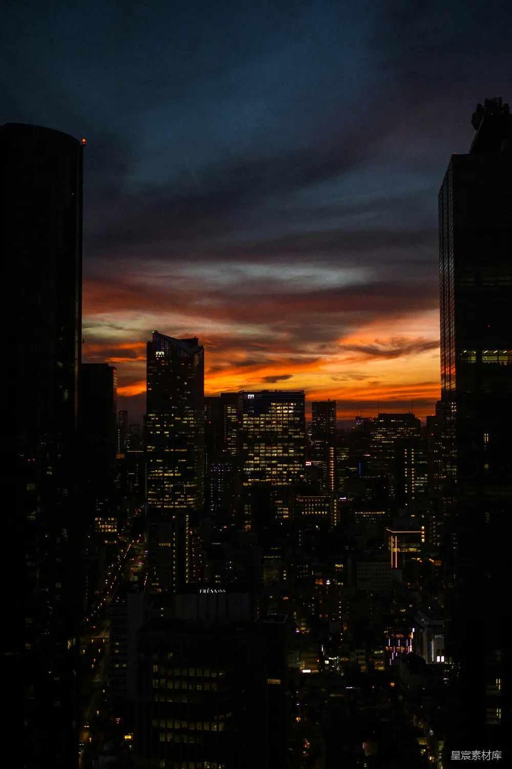 高清摄影 城市夜景 建筑剪影 城市风光 都市生活 日落 城市的夜幕：璀璨灯光与绚丽天际